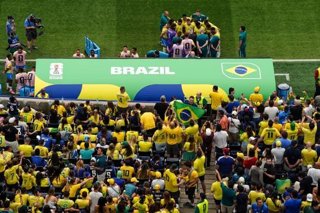 Brazil squad during the hydration break Brazil v Japan, 2026 FIFA World Cup, WM, Weltmeisterschaft, Fussball Round of 32, Football, Houston Stadium, Houston, Texas, USA - 29 Jun 2026Houston Houston Stadium Texas (TX) United States of America  Copyright: xIsmaelxAdnan Shutterstockx 16968921au
