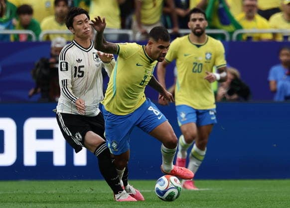 FIFA World Cup, WM, Weltmeisterschaft, Fussball 2026 - Round of 32 - Brazil vs Japan Daichi Kamada of Japan (L) and Bruno Guimaraes of Brazil in action during the FIFA World Cup 2026 Round of 32 match Brazil against Japan, in Houston, USA, 29 June 2026. HOUSTON United States  Copyright: xCHRISTOPHERxNEUNDORFx
