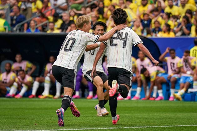 USA: Fußball FIFA World Cup, WM, Weltmeisterschaft, Fussball WM, Weltmeisterschaft, Fussball 2026 K.o.-Runde Round of 32 - Brasilien vs Japan, NRG Stadium Houston Stadium (Houston, Texas): Tor, Torschuss und Torjubel zum 1:0 durch Kaishu Sano KaishÅ« Sano (Japan 24) Freude, Emotionen, Jubel Ritsu Doan Ritsu DÅan (Japan 10) Keito Nakamura (Japan 13) *** USA Soccer FIFA World Cup, World Cup, 2026 Soccer World Cup, Round of 32, Brazil vs. Japan, NRG Stadium, Houston, Texas, Goal, shot on goal and goal celebration for the 1–0 goal by Kaishu Sano, Japan 24; joy, emotions, cheering; Ritsu Doan, Japan 10; Keito Nakamura, Japan 13 Copyright: xJOERANxSTEINSIEKx