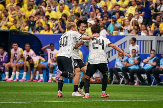USA: Fußball FIFA World Cup, WM, Weltmeisterschaft, Fussball WM, Weltmeisterschaft, Fussball 2026 K.o.-Runde Round of 32 - Brasilien vs Japan, NRG Stadium Houston Stadium (Houston, Texas): Tor, Torschuss und Torjubel zum 1:0 durch Kaishu Sano KaishÅ« Sano (Japan 24) Freude, Emotionen, Jubel Ritsu Doan Ritsu DÅan (Japan 10) Keito Nakamura (Japan 13) *** USA Soccer FIFA World Cup, World Cup, 2026 Soccer World Cup, Round of 32, Brazil vs. Japan, NRG Stadium, Houston, Texas, Goal, shot on goal and goal celebration for the 1–0 goal by Kaishu Sano, Japan 24; joy, emotions, cheering; Ritsu Doan, Japan 10; Keito Nakamura, Japan 13 Copyright: xJOERANxSTEINSIEKx