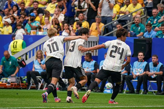 USA: Fußball FIFA World Cup, WM, Weltmeisterschaft, Fussball WM, Weltmeisterschaft, Fussball 2026 K.o.-Runde Round of 32 - Brasilien vs Japan, NRG Stadium Houston Stadium (Houston, Texas): Tor, Torschuss und Torjubel zum 1:0 durch Kaishu Sano KaishÅ« Sano (Japan 24) Freude, Emotionen, Jubel Ritsu Doan Ritsu DÅan (Japan 10) Keito Nakamura (Japan 13) *** USA Soccer FIFA World Cup, World Cup, 2026 Soccer World Cup, Round of 32, Brazil vs. Japan, NRG Stadium, Houston, Texas, Goal, shot on goal and goal celebration for the 1–0 goal by Kaishu Sano, Japan 24; joy, emotions, cheering; Ritsu Doan, Japan 10; Keito Nakamura, Japan 13 Copyright: xJOERANxSTEINSIEKx