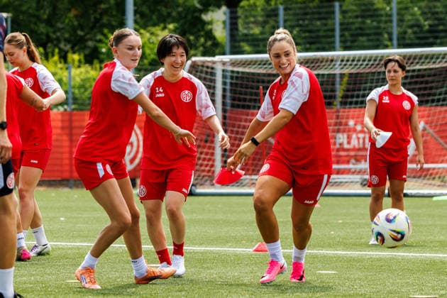 1. FSV Mainz 05 Frauen, Auftakttraining, 29.06.2026 Gentiana Fetaj (1. FSV Mainz 05 Frauen, 7); Yurina Imai (1. FSV Mainz 05 Frauen, 14); Ivana Slipcevic (1. FSV Mainz 05 Frauen, 23) mit Freude beim Training Auftakttraining der Frauen des 1. FSV Mainz 05 zur Saison 2026 27 der 1. Frauen Fussball Bundesliga, Trainingsgelände auf dem Wolfgang Frank Campus, Mainz, 29.06.2026 DFL DFB regulations prohibit any use of photographs as image sequences and or quasi-video. *** 1 FSV Mainz 05 Women, First Training Session, June 29, 2026 Gentiana Fetaj 1 FSV Mainz 05 Women, 7 Yurina Imai 1 FSV Mainz 05 Women, 14 Ivana Slipcevic 1 FSV Mainz 05 Women, 23 Enjoying training: First training session of the 2026 season for the 1 FSV Mainz 05 Women’s team, 27th season of the Women’s Bundesliga, training grounds at the Wolfgang Frank Campus, Mainz, June 29, 2026 DFL DFB regulations prohibit any use of photographs as image sequences and or quasi-video Copyright: xBEAUTIFULxSPORTS Hahnex