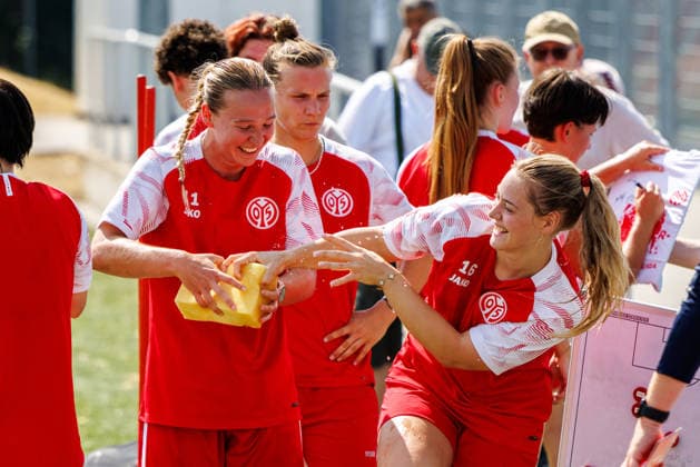 1. FSV Mainz 05 Frauen, Auftakttraining, 29.06.2026 Nicola Hauk (1. FSV Mainz 05 Frauen, 11) und Christine Kilian (1. FSV Mainz 05 Frauen, 16) erfrischen sich mit einem nassen Schwamm Auftakttraining der Frauen des 1. FSV Mainz 05 zur Saison 2026 27 der 1. Frauen Fussball Bundesliga, Trainingsgelände auf dem Wolfgang Frank Campus, Mainz, 29.06.2026 DFL DFB regulations prohibit any use of photographs as image sequences and or quasi-video. *** 1 FSV Mainz 05 Women, Season-Opener Training, June 29, 2026 Nicola Hauk 1 FSV Mainz 05 Women, 11 and Christine Kilian 1 FSV Mainz 05 Women, 16 cool off with a wet sponge. First training session of the 2026–27 season for the 1 FSV Mainz 05 Women’s team in the Women’s Bundesliga, training grounds at the Wolfgang Frank Campus, Mainz, June 29, 2026. DFL and DFB regulations prohibit any use of photographs as image sequences and or quasi-video content. Copyright: xBEAUTIFULxSPORTS Hahnex