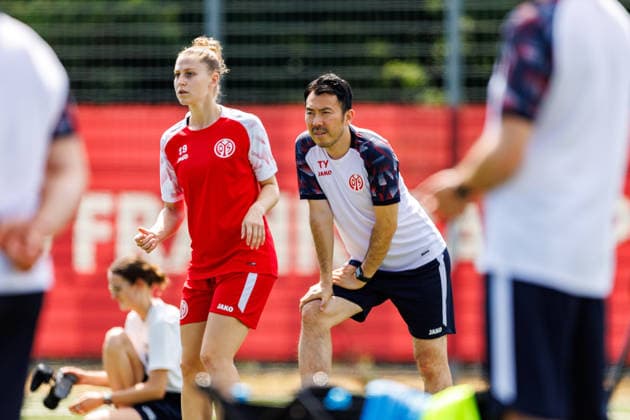 1. FSV Mainz 05 Frauen, Auftakttraining, 29.06.2026 Takashi Yamashita (1. FSV Mainz 05 Frauen, Cheftrainer) und Saskia Matheis (1. FSV Mainz 05 Frauen, 19) Auftakttraining der Frauen des 1. FSV Mainz 05 zur Saison 2026 27 der 1. Frauen Fussball Bundesliga, Trainingsgelände auf dem Wolfgang Frank Campus, Mainz, 29.06.2026 DFL DFB regulations prohibit any use of photographs as image sequences and or quasi-video. *** 1 FSV Mainz 05 Women, Season-Opening Training Session, June 29, 2026 Takashi Yamashita, Head Coach of 1 FSV Mainz 05 Women, and Saskia Matheis, 1 FSV Mainz 05 Women, 19 First training session of the 1 FSV Mainz 05 Women’s team for the 2026 season in the 1st Women’s Bundesliga, training grounds at the Wolfgang Frank Campus, Mainz, June 29, 2026 DFL DFB regulations prohibit any use of photographs as image sequences and or quasi-video Copyright: xBEAUTIFULxSPORTS Hahnex