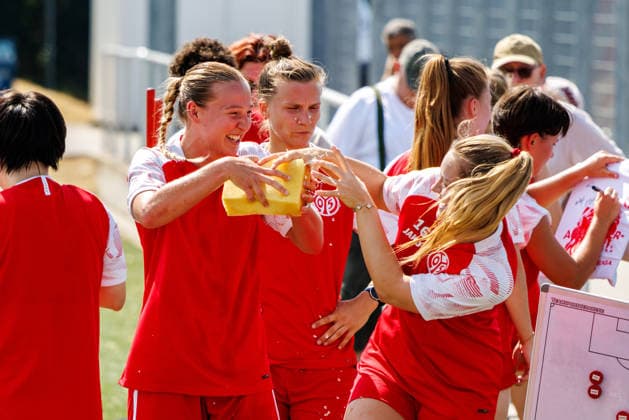 1. FSV Mainz 05 Frauen, Auftakttraining, 29.06.2026 Nicola Hauk (1. FSV Mainz 05 Frauen, 11) und Christine Kilian (1. FSV Mainz 05 Frauen, 16) erfrischen sich mit einem nassen Schwamm Auftakttraining der Frauen des 1. FSV Mainz 05 zur Saison 2026 27 der 1. Frauen Fussball Bundesliga, Trainingsgelände auf dem Wolfgang Frank Campus, Mainz, 29.06.2026 DFL DFB regulations prohibit any use of photographs as image sequences and or quasi-video. *** 1 FSV Mainz 05 Women, Season-Opening Training, June 29, 2026 Nicola Hauk 1 FSV Mainz 05 Women, 11 and Christine Kilian 1 FSV Mainz 05 Women, 16 cool off with a wet sponge. First training session of the 2026–27 season for the 1 FSV Mainz 05 Women’s team in the Women’s Bundesliga, training grounds at the Wolfgang Frank Campus, Mainz, June 29, 2026. DFL and DFB regulations prohibit any use of photographs as image sequences and or quasi-video content. Copyright: xBEAUTIFULxSPORTS Hahnex