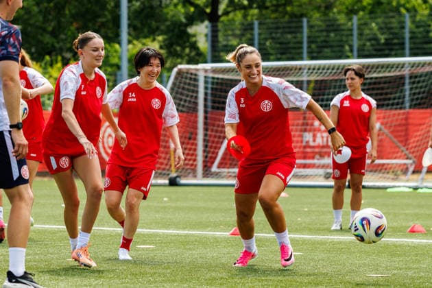 1. FSV Mainz 05 Frauen, Auftakttraining, 29.06.2026 Gentiana Fetaj (1. FSV Mainz 05 Frauen, 7); Yurina Imai (1. FSV Mainz 05 Frauen, 14); Ivana Slipcevic (1. FSV Mainz 05 Frauen, 23) mit Freude beim Training Auftakttraining der Frauen des 1. FSV Mainz 05 zur Saison 2026 27 der 1. Frauen Fussball Bundesliga, Trainingsgelände auf dem Wolfgang Frank Campus, Mainz, 29.06.2026 DFL DFB regulations prohibit any use of photographs as image sequences and or quasi-video. *** 1 FSV Mainz 05 Women, First Training Session, June 29, 2026 Gentiana Fetaj 1 FSV Mainz 05 Women, 7 Yurina Imai 1 FSV Mainz 05 Women, 14 Ivana Slipcevic 1 FSV Mainz 05 Women, 23 Enjoying training: First training session of the 2026 season for the 1 FSV Mainz 05 Women’s team, 27th season of the Women’s Bundesliga, training grounds at the Wolfgang Frank Campus, Mainz, June 29, 2026 DFL DFB regulations prohibit any use of photographs as image sequences and or quasi-video Copyright: xBEAUTIFULxSPORTS Hahnex