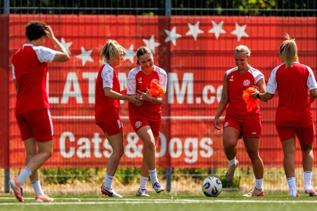 1. FSV Mainz 05 Frauen, Auftakttraining, 29.06.2026 Chiara Bouziane (1. FSV Mainz 05 Frauen, 10); Marie Voth (1. FSV Mainz 05 Frauen, 17); Jana Loeber (Löber, 1. FSV Mainz 05 Frauen, 5) Auftakttraining der Frauen des 1. FSV Mainz 05 zur Saison 2026 27 der 1. Frauen Fussball Bundesliga, Trainingsgelände auf dem Wolfgang Frank Campus, Mainz, 29.06.2026 DFL DFB regulations prohibit any use of photographs as image sequences and or quasi-video. *** 1 FSV Mainz 05 Women, First Training Session, June 29, 2026 Chiara Bouziane 1 FSV Mainz 05 Women, 10 Marie Voth 1 FSV Mainz 05 Women, 17 Jana Loeber Löber, 1 FSV Mainz 05 Women, 5 Opening training session for the 1 FSV Mainz 05 women’s team for the 2026 season, 27th round of the Women’s Bundesliga, training grounds at the Wolfgang Frank Campus, Mainz, June 29, 2026 DFL DFB regulations prohibit any use of photographs as image sequences and or quasi-video Copyright: xBEAUTIFULxSPORTS Hahnex