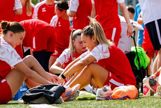 1. FSV Mainz 05 Frauen, Auftakttraining, 29.06.2026 Ivana Slipcevic (1. FSV Mainz 05 Frauen, 23) sitzt mit Gentiana Fetaj (1. FSV Mainz 05 Frauen, 7) auf dem Boden nach dem Training Auftakttraining der Frauen des 1. FSV Mainz 05 zur Saison 2026 27 der 1. Frauen Fussball Bundesliga, Trainingsgelände auf dem Wolfgang Frank Campus, Mainz, 29.06.2026 DFL DFB regulations prohibit any use of photographs as image sequences and or quasi-video. *** 1 FSV Mainz 05 Women, Season-Opening Training Session, June 29, 2026, Ivana Slipcevic, 1 FSV Mainz 05 Women, No. 23, sits on the ground with Gentiana Fetaj, No. 7, after training. First training session of the 1 FSV Mainz 05 Women’s team for the 2026–27 season of the Women’s Bundesliga, training grounds at the Wolfgang Frank Campus, Mainz, June 29, 2026 DFL DFB regulations prohibit any use of photographs as image sequences and or quasi-video Copyright: xBEAUTIFULxSPORTS Hahnex