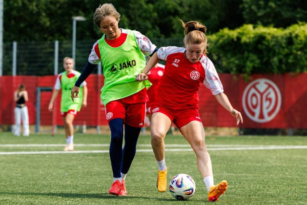 1. FSV Mainz 05 Frauen, Auftakttraining, 29.06.2026 Zweikampf zwischen Suguri Hashitani (1. FSV Mainz 05 Frauen, 25) und Maja Pageler (1. FSV Mainz 05 Frauen, 37) Auftakttraining der Frauen des 1. FSV Mainz 05 zur Saison 2026 27 der 1. Frauen Fussball Bundesliga, Trainingsgelände auf dem Wolfgang Frank Campus, Mainz, 29.06.2026 DFL DFB regulations prohibit any use of photographs as image sequences and or quasi-video. *** 1 FSV Mainz 05 Women, Season-Opening Training Session, June 29, 2026: A tackle between Suguri Hashitani (1 FSV Mainz 05 Women, 25) and Maja Pageler (1 FSV Mainz 05 Women, 37 First training session of the 1 FSV Mainz 05 Women’s team for the 2026 season in the Women’s Bundesliga, training grounds at the Wolfgang Frank Campus, Mainz, June 29, 2026. DFL and DFB regulations prohibit any use of photographs as image sequences and or quasi-video content. Copyright: xBEAUTIFULxSPORTS Hahnex