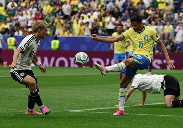 FIFA World Cup, WM, Weltmeisterschaft, Fussball 2026 - Round of 32 - Brazil vs Japan Ritsu Doan of Japan (L) and Douglas Santos of Brazil in action during the FIFA World Cup 2026 Round of 32 match Brazil against Japan, in Houston, USA, 29 June 2026. HOUSTON United States  Copyright: xCHRISTOPHERxNEUNDORFx