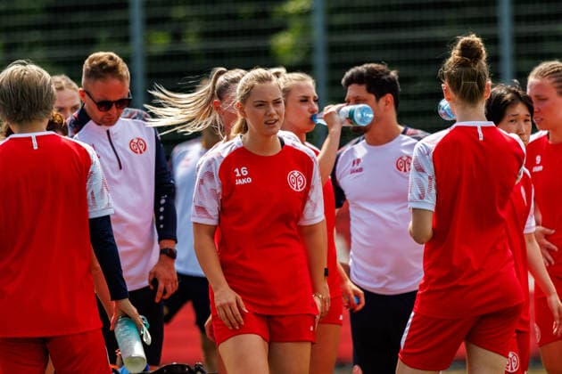 1. FSV Mainz 05 Frauen, Auftakttraining, 29.06.2026 Trinkpause; Christine Kilian (1. FSV Mainz 05 Frauen, 16) Auftakttraining der Frauen des 1. FSV Mainz 05 zur Saison 2026 27 der 1. Frauen Fussball Bundesliga, Trainingsgelände auf dem Wolfgang Frank Campus, Mainz, 29.06.2026 DFL DFB regulations prohibit any use of photographs as image sequences and or quasi-video. *** 1 FSV Mainz 05 Women, Season-Opening Training Session, June 29, 2026, Water Break: Christine Kilian, 1. FSV Mainz 05 Women’s Team, 16th Opening Training Session for the 1. FSV Mainz 05 Women’s Team for the 2026 season, 27th round of the Women’s Bundesliga, training grounds at the Wolfgang Frank Campus, Mainz, June 29, 2026 DFL DFB regulations prohibit any use of photographs as image sequences and or quasi-video Copyright: xBEAUTIFULxSPORTS Hahnex