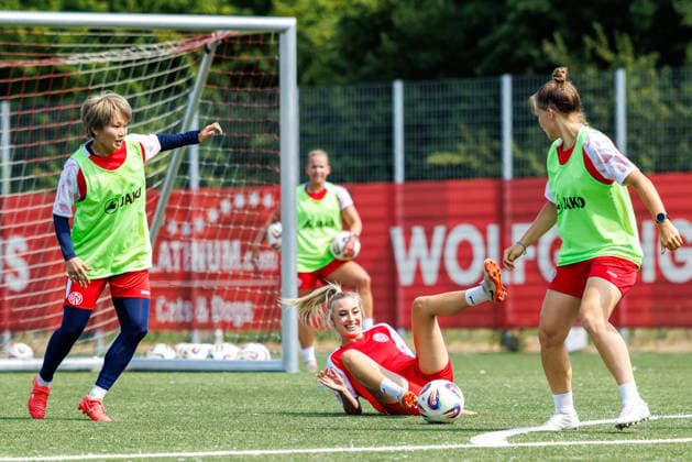 1. FSV Mainz 05 Frauen, Auftakttraining, 29.06.2026 Chiara Bouziane (1. FSV Mainz 05 Frauen, 10) am Boden gegen Suguri Hashitani (1. FSV Mainz 05 Frauen, 25) und Nadine Anstatt (1. FSV Mainz 05 Frauen, 27) Auftakttraining der Frauen des 1. FSV Mainz 05 zur Saison 2026 27 der 1. Frauen Fussball Bundesliga, Trainingsgelände auf dem Wolfgang Frank Campus, Mainz, 29.06.2026 DFL DFB regulations prohibit any use of photographs as image sequences and or quasi-video. *** 1 FSV Mainz 05 Women, First Training Session, June 29, 2026 Chiara Bouziane, 1 FSV Mainz 05 Women, 10 on the ground against Suguri Hashitani, 1 FSV Mainz 05 Women, 25, and Nadine Anstatt, 1 FSV Mainz 05 Women, 27 Opening training session for the 1 FSV Mainz 05 Women’s team for the 2026 season, 27th round of the Women’s Bundesliga, training grounds at the Wolfgang Frank Campus, Mainz, June 29, 2026 DFL DFB regulations prohibit any use of photographs as image sequences and or quasi-video Copyright: xBEAUTIFULxSPORTS Hahnex