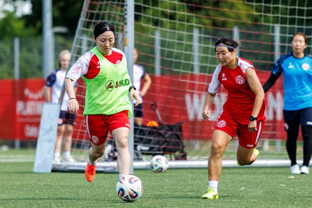1. FSV Mainz 05 Frauen, Auftakttraining, 29.06.2026 Zweikampf zwischen Akari Kurishima (1. FSV Mainz 05 Frauen, 6) und Rio Takizawa (1. FSV Mainz 05 Frauen, 8) Auftakttraining der Frauen des 1. FSV Mainz 05 zur Saison 2026 27 der 1. Frauen Fussball Bundesliga, Trainingsgelände auf dem Wolfgang Frank Campus, Mainz, 29.06.2026 DFL DFB regulations prohibit any use of photographs as image sequences and or quasi-video. *** 1 FSV Mainz 05 Women, Season-Opening Training Session, June 29, 2026: A tackle between Akari Kurishima (1 FSV Mainz 05 Women, No. 6) and Rio Takizawa (1 FSV Mainz 05 Women, 8 First training session of the 1 FSV Mainz 05 Women’s team for the 2026-27 season of the Women’s Bundesliga, training grounds at the Wolfgang Frank Campus, Mainz, June 29, 2026. DFL and DFB regulations prohibit any use of photographs as image sequences and or quasi-video content. Copyright: xBEAUTIFULxSPORTS Hahnex