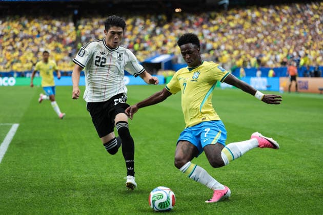 Vinicius Junior of Brazil (R) passes the ball under pressure from Takehiro Tomiyasu of Japan (L) during a FIFA Men’s World Cup 2026 round of 32 football match between Brazil and Japan at Houston Stadium, in Houston on June 29th 2026 (Photo by Leo Barrilari SPP)  Copyright: xLeoxBarrilari SPPx Sportspressphoto_SPR180144