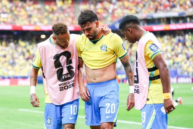 RECORD DATE NOT STATED FIFA World Cup, WM, Weltmeisterschaft, Fussball 2026 - Round of 32 - Brazil v Japan Lucas Paqueta player of Brazil leaves the pitch limping at halftime and is comforted by Endrick and Neymar the FIFA World Cup 2026 Round of 32 match between Brazil and Japan at Houston Stadium, in Texas, United States, on Monday, June 29, 2026.(Foto: Vanessa Carvalho Brazil Photo Press IMAGO) Sports Copyright: xVanessaxCarvalhox