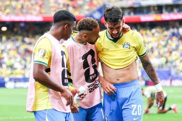 RECORD DATE NOT STATED FIFA World Cup, WM, Weltmeisterschaft, Fussball 2026 - Round of 32 - Brazil v Japan Lucas Paqueta player of Brazil leaves the pitch limping at halftime and is comforted by Endrick and Neymar the FIFA World Cup 2026 Round of 32 match between Brazil and Japan at Houston Stadium, in Texas, United States, on Monday, June 29, 2026.(Foto: Vanessa Carvalho Brazil Photo Press IMAGO) Sports Copyright: xVanessaxCarvalhox