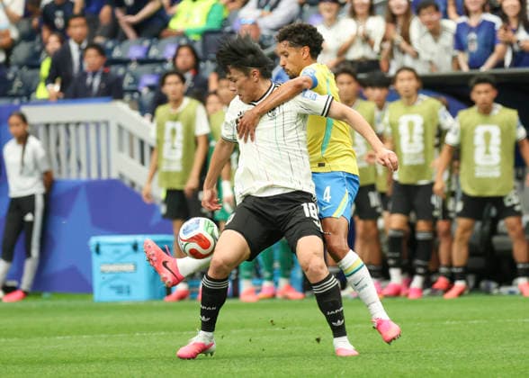 HOUSTON, TX - JUNE 29: Ayase Ueda 18 of Japan keeps the ball away from Marquinhos 4 of Brazil in the first half during the FIFA World Cup, WM, Weltmeisterschaft, Fussball 2026 Round of 32 match between Brazil and Japan on June 29, 2026 at Houston Stadium in Houston, Texas. (Photo by Leslie Plaza Johnson Icon Sportswire) SOCCER: JUN 29 FIFA World Cup 26 Round of 32 - Brazil v Japan EDITORIAL USE ONLY Icon260629013