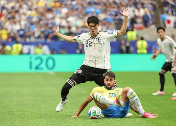 HOUSTON, TX - JUNE 29: Lucas Paqueta 20 of Brazil keeps the ball away from Takehiro Tomiyasu 22 of Japanin the first half during the FIFA World Cup, WM, Weltmeisterschaft, Fussball 2026 Round of 32 match between Brazil and Japan on June 29, 2026 at Houston Stadium in Houston, Texas. (Photo by Leslie Plaza Johnson Icon Sportswire) SOCCER: JUN 29 FIFA World Cup 26 Round of 32 - Brazil v Japan EDITORIAL USE ONLY Icon260629015