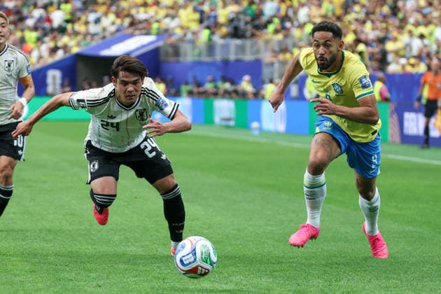 HOUSTON, TX - JUNE 29: Kaishu Sano 24 of Japan and Matheus Cunha 9 of Brazil chase after a loose ball during the FIFA World Cup, WM, Weltmeisterschaft, Fussball 2026 Round of 32 match between Brazil and Japan on June 29, 2026, at Houston Stadium in Houston, Texas. (Photo by David Buono Icon Sportswire) SOCCER: JUN 29 FIFA World Cup 26 Round of 32 - Brazil vs Japan EDITORIAL USE ONLY Icon260629028