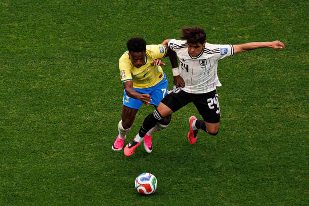 Vinicius Vini Junior and Takehiro Tomiyasu seen during FIFA World Cup, WM, Weltmeisterschaft, Fussball 2026 Round of 32 game between national teams of Brazil and Japan (Grzegorz Wajda Ball Raw Images) Houston Houston Stadium USA Copyright: xGrzegorzxWajdax grzegorzwajda_brazil_japan_2526_3-47