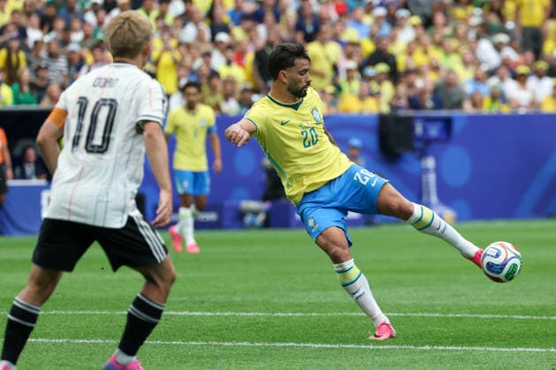 HOUSTON, TX - JUNE 29: Lucas Paqueta 20 of Brazil passes the ball during the FIFA World Cup, WM, Weltmeisterschaft, Fussball 2026 Round of 32 match between Brazil and Japan on June 29, 2026, at Houston Stadium in Houston, Texas. (Photo by David Buono Icon Sportswire) SOCCER: JUN 29 FIFA World Cup 26 Round of 32 - Brazil vs Japan EDITORIAL USE ONLY Icon260629038