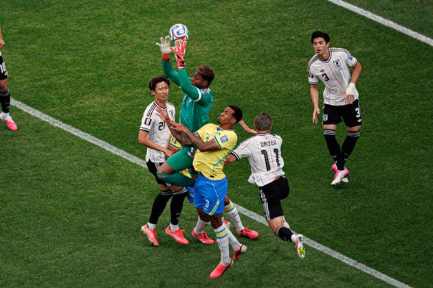 Players of both teams with Zion Suzuki catching the ball seen during FIFA World Cup, WM, Weltmeisterschaft, Fussball 2026 Round of 32 game between national teams of Brazil and Japan (Grzegorz Wajda Ball Raw Images) Houston Houston Stadium USA Copyright: xGrzegorzxWajdax grzegorzwajda_brazil_japan_2526_3-49
