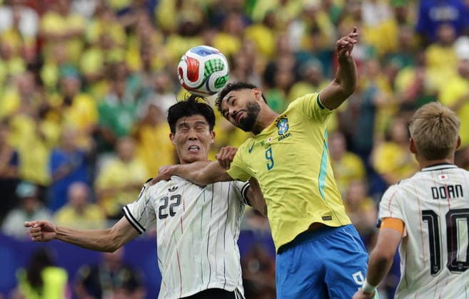 FIFA World Cup, WM, Weltmeisterschaft, Fussball 2026 - Round of 32 - Brazil vs Japan Takehiro Tomiyasu of Japan (L) and Matheus Cunha of Brazil in action during the FIFA World Cup 2026 Round of 32 match Brazil against Japan, in Houston, USA, 29 June 2026. HOUSTON United States  Copyright: xCHRISTOPHERxNEUNDORFx