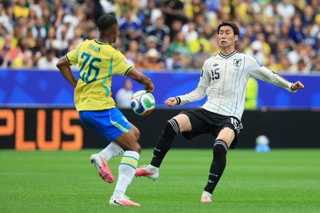 Brazilian forward Rayan (L) vies for the ball with Japanese midfielder Daichi Kamada during the 2026 FIFA World Cup, WM, Weltmeisterschaft, Fussball round-of-32 soccer match between Brazil and Japan, in Houston, United States, 29 June 2026. 2026 FIFA World Cup - round of 32 - Brazil vs. Japan !ACHTUNG: NUR REDAKTIONELLE NUTZUNG!  Copyright: xCarlosxRamirezx GRAF7844 20260629-55020747927_1