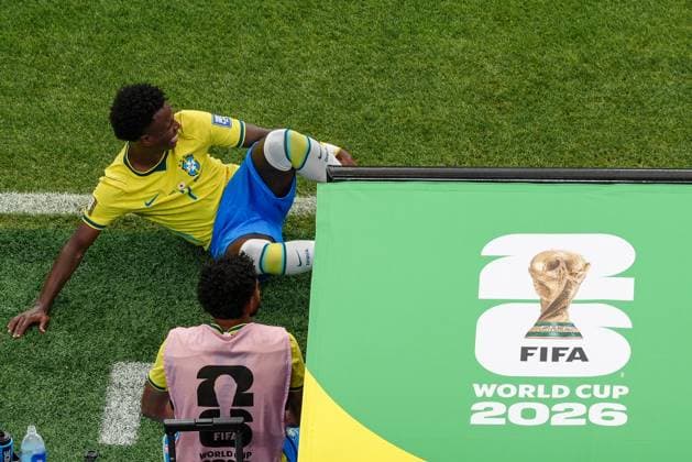 Vinicius Junior of Brazil down injured behind a FIFA World Cup, WM, Weltmeisterschaft, Fussball badge Brazil v Japan, 2026 FIFA World Cup, Round of 32, Football, Houston Stadium, Houston, Texas, USA - 29 Jun 2026Houston Houston Stadium Texas (TX) United States of America  Copyright: xIsmaelxAdnan Shutterstockx 16968921ci