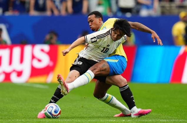 Brazil v Japan - FIFA World Cup, WM, Weltmeisterschaft, Fussball 2026 - Round of 32 HOUSTON, USA - JUNE 29: Ayase Ueda (18) of Japan in action against Gabriel Magalhaes (R) of Brazil during the FIFA World Cup 2026 Round of 32 match between Brazil and Japan at Houston Stadium (NRG Stadium) on June 29, 2026 in Houston, Texas. Hakan Akgun Anadolu Texas United States. Editorial use only. Please get in touch for any other usage.  Copyright: x2026xAnadoluxHakanxAkgunx