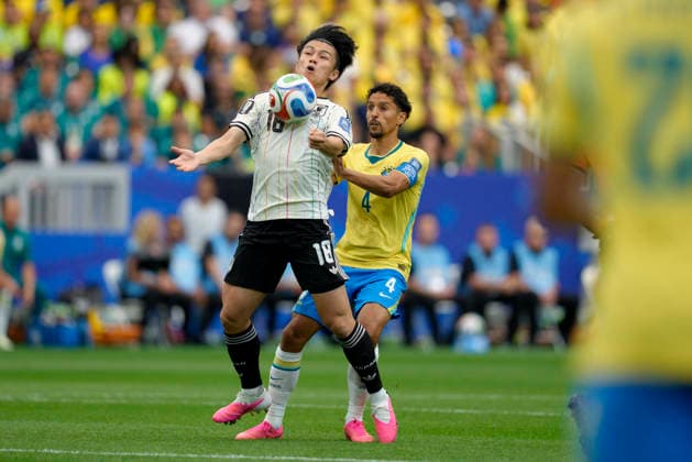 Ayase Ueda and Marquinhos seen during FIFA World Cup, WM, Weltmeisterschaft, Fussball 2026 Round of 32 game between national teams of Brazil and Japan (Edmung Wong Ball Raw Images) Houston Houston Stadium USA Copyright: xEdmundxWongx edmundwong_brazil_japan_2526_1-5