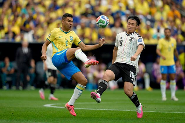 Casemiro and Ayase Ueda seen during FIFA World Cup, WM, Weltmeisterschaft, Fussball 2026 Round of 32 game between national teams of Brazil and Japan (Edmung Wong Ball Raw Images) Houston Houston Stadium USA Copyright: xEdmundxWongx edmundwong_brazil_japan_2526_1-6