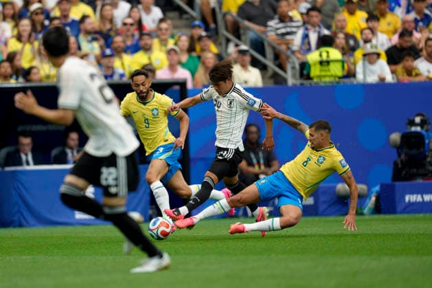 Matheus Cunha, Kaishu Sano and Bruno Guimaraes seen during FIFA World Cup, WM, Weltmeisterschaft, Fussball 2026 Round of 32 game between national teams of Brazil and Japan (Edmung Wong Ball Raw Images) Houston Houston Stadium USA Copyright: xEdmundxWongx edmundwong_brazil_japan_2526_1-8