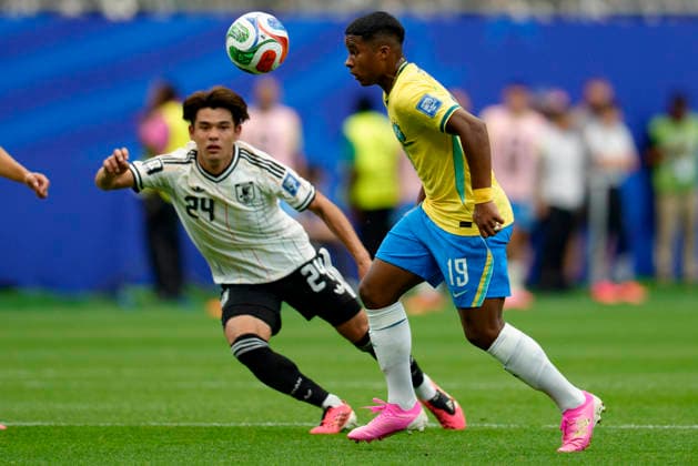 Kaishu Sano and Endrick seen during FIFA World Cup, WM, Weltmeisterschaft, Fussball 2026 Round of 32 game between national teams of Brazil and Japan (Edmung Wong Ball Raw Images) Houston Houston Stadium USA Copyright: xEdmundxWongx edmundwong_brazil_japan_2526_4-14