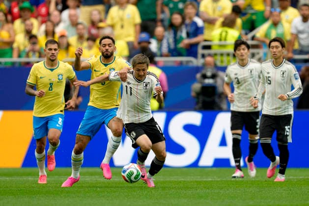 Matheus Cunha and Daizen Maeda seen during FIFA World Cup, WM, Weltmeisterschaft, Fussball 2026 Round of 32 game between national teams of Brazil and Japan (Edmung Wong Ball Raw Images) Houston Houston Stadium USA Copyright: xEdmundxWongx edmundwong_brazil_japan_2526_4-2