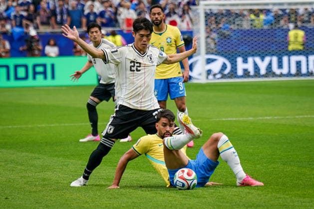 USA: Fußball FIFA World Cup, WM, Weltmeisterschaft, Fussball WM, Weltmeisterschaft, Fussball 2026 K.o.-Runde Round of 32 - Brasilien vs Japan, NRG Stadium Houston Stadium (Houston, Texas): Bruno Guimaraes Bruno Guimaraes (Brasilien 8) Takehiro Tomiyasu (Japan 22) *** USA Soccer FIFA World Cup, World Cup, 2026 World Cup Knockout Round, Round of 32, Brazil vs. Japan, NRG Stadium, Houston, Texas, Bruno Guimaraes, Bruno Guimaraes, Brazil 8, Takehiro Tomiyasu, Japan 22 Copyright: xJOERANxSTEINSIEKx