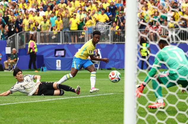 Brazil s Vinicius Junior s shot on goes wide as Japan s Shogo Taniguchi (3) and goalkeeper Zion Suzuki defend in the second half of a FIFA World Cup, WM, Weltmeisterschaft, Fussball match at Houston Stadium in Houston, Texas, on Monday, June 29, 2026.  HOU20260629915 CHRISTIANxBRUNSKILL