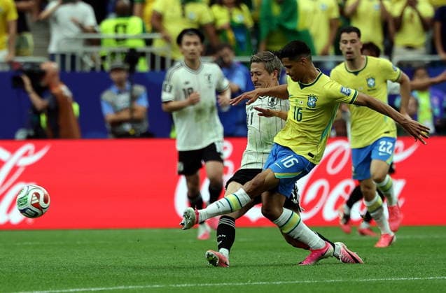 FIFA World Cup, WM, Weltmeisterschaft, Fussball 2026 - Round of 32 - Brazil vs Japan Daizen Maeda of Japan (CL) and Douglas Santos of Brazil (CR) in action during the FIFA World Cup 2026 Round of 32 match Brazil against Japan, in Houston, USA, 29 June 2026. HOUSTON United States  Copyright: xCHRISTOPHERxNEUNDORFx