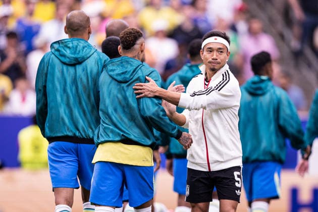 Brazil v Japan: round of 32 - FIFA World Cup, WM, Weltmeisterschaft, Fussball 2026 HOUSTON, TEXAS - JUNE 29: Yuto Nagatomo 5 of Japan greets Brazilian players before the FIFA World Cup 2026 round of 32 match between Brazil and Japan at Houston Stadium on June 29, 2026 in Houston, USA. (Photo by Victor Monteiro PxImages) Houston Houston Stadium Texas USA Copyright: xVictorxMonteirox