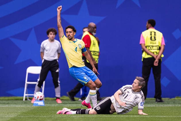 Brazil v Japan: round of 32 - FIFA World Cup, WM, Weltmeisterschaft, Fussball 2026 HOUSTON, TEXAS - JUNE 29: Marquinhos 4 of Brazil battles for the ball with Daizen Maeda 11 of Japan during the FIFA World Cup 2026 round of 32 match between Brazil and Japan at Houston Stadium on June 29, 2026 in Houston, USA. (Photo by Victor Monteiro PxImages) Houston Houston Stadium Texas USA Copyright: xVictorxMonteirox
