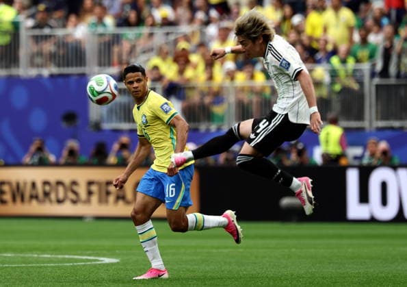 FIFA World Cup, WM, Weltmeisterschaft, Fussball 2026 - Round of 32 - Brazil vs Japan Douglas Santos of Brazil (L) and Junya Ito of Japan in action during the FIFA World Cup 2026 Round of 32 match Brazil against Japan, in Houston, USA, 29 June 2026. HOUSTON United States  Copyright: xCHRISTOPHERxNEUNDORFx