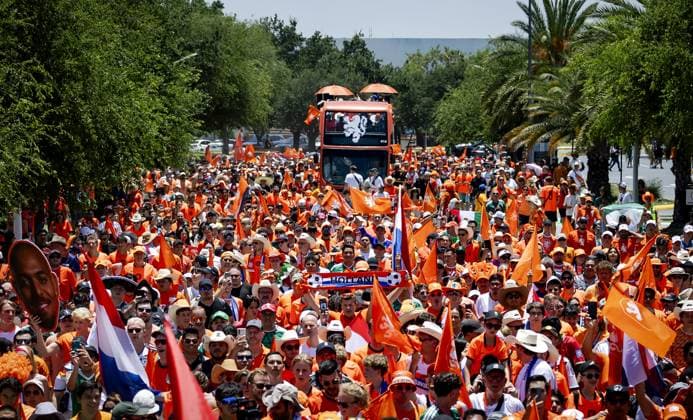 MONTERREY - Fans during the Orange March around Parque Fundidora during the 2026 FIFA World Cup, WM, Weltmeisterschaft, Fussball prior to the match between the Dutch national team, Nationalteam and Morocco in the Round of 32 on June 29, 2026, in Monterrey, Mexico. KOEN VAN WEEL ANP xVIxANPxSportx xxANPxIVx 562389686 originalFilename: 562389686.jpg