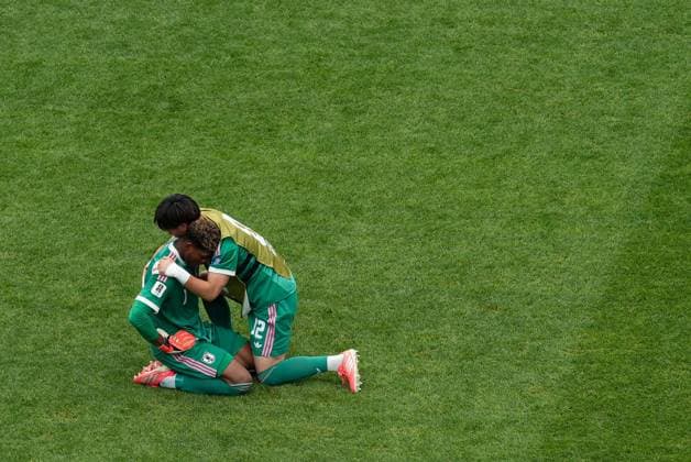 Zion Suzuki of Japan consoled by Keisuke Osako of Japan at full time after defeat Brazil v Japan, 2026 FIFA World Cup, WM, Weltmeisterschaft, Fussball Round of 32, Football, Houston Stadium, Houston, Texas, USA - 29 Jun 2026Houston Houston Stadium Texas (TX) United States of America  Copyright: xIsmaelxAdnan Shutterstockx 16968921dn
