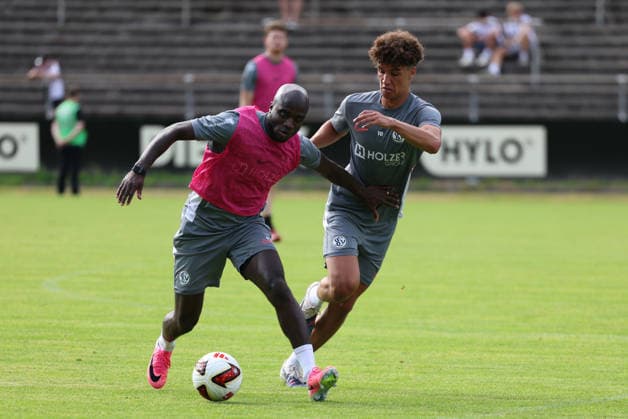 29.06.2026, Fussball, Herren, 1. Bundesliga, Saison 2026 2027, Trainingsauftakt, SV 07 Elversberg, Amara Conde (SV 07 Elversberg), Noah Darvich (SV 07 Elversberg) Sankt Ingbert Mühlwaldstadion Saarland Deutschland (DEU) *** June 29, 2026, Soccer, Men s, 1st Bundesliga, 2026–2027 season, start of training, SV 07 Elversberg, Amara Conde (SV 07 Elversberg), Noah Darvich (SV 07 Elversberg), Sankt Ingbert, Mühlwaldstadion, Saarland, Germany, DEU Copyright: xSebastianxBachx