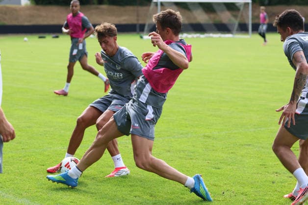 29.06.2026, Fussball, Herren, 1. Bundesliga, Saison 2026 2027, Trainingsauftakt, SV 07 Elversberg, Maurice Krattenmacher (SV 07 Elversberg), Lukas Petkov (SV 07 Elversberg) Sankt Ingbert Mühlwaldstadion Saarland Deutschland (DEU) *** June 29, 2026, Soccer, Men s, 1st Bundesliga, 2026–2027 season, start of training, SV 07 Elversberg, Maurice Krattenmacher (SV 07 Elversberg), Lukas Petkov (SV 07 Elversberg), Sankt Ingbert, Mühlwaldstadion, Saarland, Germany, DEU Copyright: xSebastianxBachx