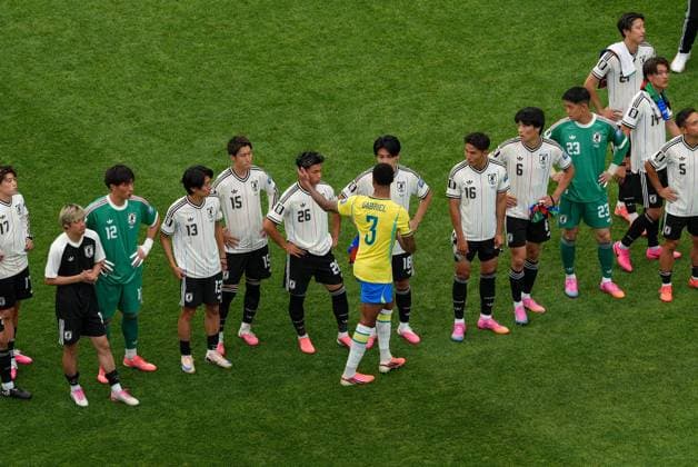 Gabriel of Brazil consoles Kento Shiogai of Japan Brazil v Japan, 2026 FIFA World Cup, WM, Weltmeisterschaft, Fussball Round of 32, Football, Houston Stadium, Houston, Texas, USA - 29 Jun 2026Houston Houston Stadium Texas (TX) United States of America  Copyright: xIsmaelxAdnan Shutterstockx 16968921eg