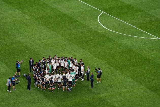 Japan squad dejected in a huddle at full time Brazil v Japan, 2026 FIFA World Cup, WM, Weltmeisterschaft, Fussball Round of 32, Football, Houston Stadium, Houston, Texas, USA - 29 Jun 2026Houston Houston Stadium Texas (TX) United States of America  Copyright: xIsmaelxAdnan Shutterstockx 16968921eb