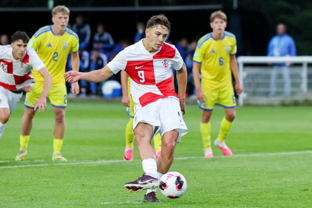 Ivan Baric (Croatia) verwandelt den Foulelfmeter zum 1:0, UEFA European Under-19 Championship 2026 Group B, Croatia v Ukraine, Bangor City Stadium am 29. June 2026 in Bangor, Vereinigtes Königreich. (Foto von Marco Steinbrenner DeFodi Images) Ivan Baric (Croatia) converted the penalty to make it 1 0, UEFA European Under-19 Championship 2026 Group B, Croatia v Ukraine, Bangor City Stadium, June 29, 2026 in Bangor, United Kingdom. (Photo by Marco Steinbrenner DeFodi Images) - *** Ivan Baric of Croatia converts the penalty kick to make it 1–0, 2026 UEFA European Under-19 Championship Group B, Croatia vs. Ukraine, Bangor City Stadium on June 29, 2026, in Bangor, United Kingdom. Photo by Marco Steinbrenner, DeFodi Images. Ivan Baric of Croatia converted the penalty to make it 1–0, UEFA European Under-19 Championship 2026, Group B, Croatia vs. Ukraine, Bangor City Stadium, June 29, 2026, in Bangor, United Kingdom. Photo by Marco Steinbrenner, DeFodi Images