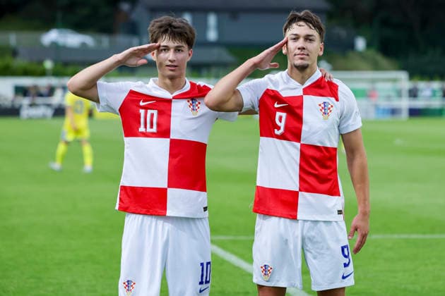 Ivan Baric (Croatia) bejubelt seinen Treffer zum 1:0 mit Patrice Covic (Croatia), UEFA European Under-19 Championship 2026 Group B, Croatia v Ukraine, Bangor City Stadium am 29. June 2026 in Bangor, Vereinigtes Königreich. (Foto von Marco Steinbrenner DeFodi Images) Ivan Baric (Croatia) celebrates after scoring his teams first goal with Patrice Covic (Croatia), UEFA European Under-19 Championship 2026 Group B, Croatia v Ukraine, Bangor City Stadium, June 29, 2026 in Bangor, United Kingdom. (Photo by Marco Steinbrenner DeFodi Images) - *** Ivan Baric (Croatia) celebrates his goal to make it 1–0 with Patrice Covic (Croatia), 2026 UEFA European Under-19 Championship, Group B, Croatia vs. Ukraine, Bangor City Stadium on June 29, 2026, in Bangor, United Kingdom. Photo by Marco Steinbrenner, DeFodi Images. Ivan Baric (Croatia) celebrates after scoring his team’s first goal with Patrice Covic (Croatia), UEFA European Under-19 Championship 2026, Group B, Croatia vs. Ukraine, Bangor City Stadium, June 29, 2026, in Bangor, United Kingdom. Photo by Marco Steinbrenner, DeFodi Images