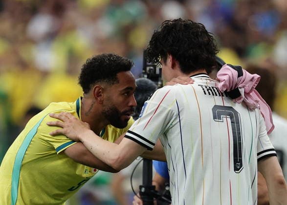 FIFA World Cup, WM, Weltmeisterschaft, Fussball 2026 - Round of 32 - Brazil vs Japan Matheus Cunha of Brazil (L) comforts Ao Tanaka of Japan after the FIFA World Cup 2026 Round of 32 match Brazil against Japan, in Houston, USA, 29 June 2026. HOUSTON United States  Copyright: xCHRISTOPHERxNEUNDORFx